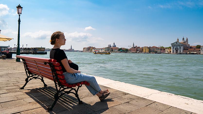 Photo of Emily Yen '21 sitting on a bench in Italy